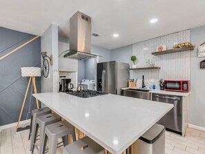Coffee/tea maker, paper towels, dining tables, kitchen islands - Heated Pool/Spa/Billiard Table/Shuffleboard/BBQ (Austin)