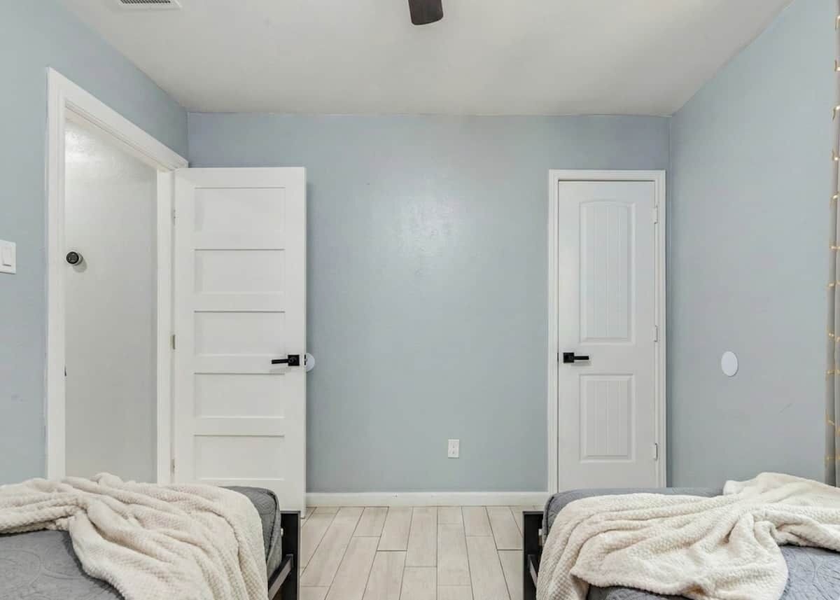 4 bedrooms, iron/ironing board, WiFi, bed sheets