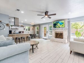 Living area - Heated Pool/Spa/Billiard Table/Shuffleboard/BBQ (Austin)