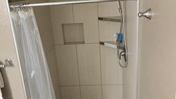 Een douche, een haardroger, handdoeken, zeep