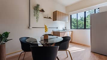 Suite, City View | Dining room