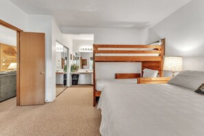 2 bedrooms, travel cot, Internet, bed sheets - 7 Springs Ski & Mountain Adventure  Condo by RedAwning (Champion)