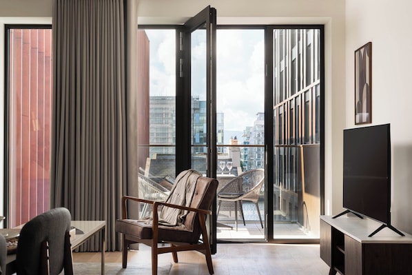 Apartamento, 1 quarto | Área de estar | TV