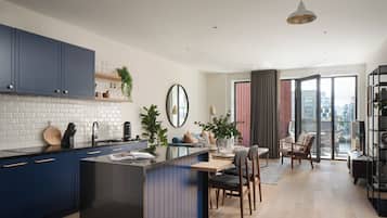 Apartamento, 1 quarto | Cozinha privada | Geladeira grande, fogão, cooktop, lava-louças