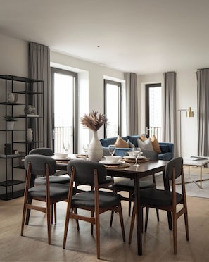 Apartamento, 2 quartos | Opções para refeição no quarto