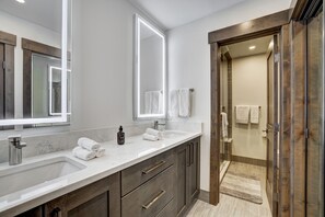 Douche, sèche-cheveux, serviettes fournies