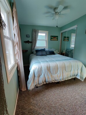 2 bedrooms, desk, iron/ironing board, WiFi