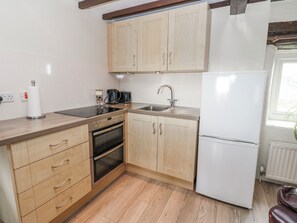 Cottage | Private kitchen | Fridge, electric kettle, toaster, cookware/dishes/utensils - The Granary (Ripon)