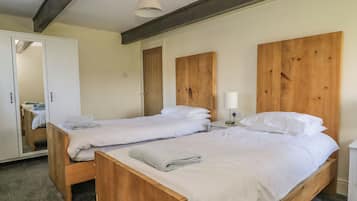 2 dormitorios, decoración individual, mobiliario individual