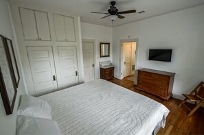 2 habitaciones, tabla de planchar con plancha, wifi y ropa de cama