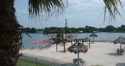 Tropical Hideaway
A GREAT GETAWAY TO HAVE FUN IN THE ☀