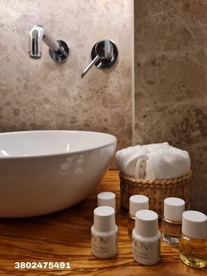 Haartrockner, Handtücher, Seife, Toilettenpapier