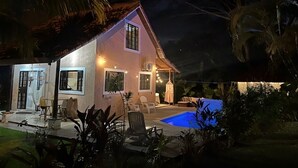 Exterior - Vibrant Home with Pool, Perfect Beachside Getaway (Esterillos Oeste)
