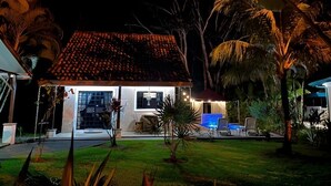 Terrace/patio - Vibrant Home with Pool, Perfect Beachside Getaway (Esterillos Oeste)