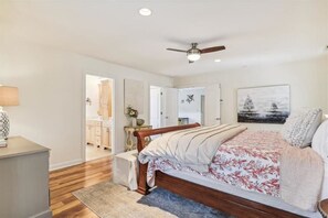5 habitaciones, escritorio y tabla de planchar con plancha 