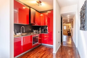 Køleskab, mikrobølgeovn, ovn, kogeplade