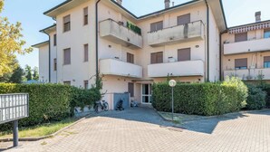 A multi-story residential building with balconies, a paved driveway, and a mailbox. - San Concordio Blue -Affitti Brevi Italia (Lucca)