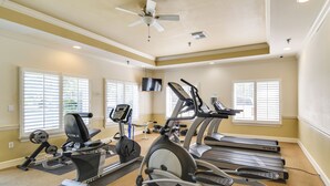Ein Heimfitnessraum mit Laufbändern, Ergometer und Rudergerät.