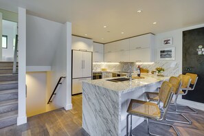 Réfrigérateur, micro-ondes, plaque de cuisson, lave-vaisselle