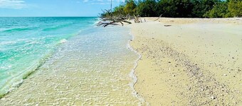 Cozy retreat, NE cape coral oasis 5 mins to restaurants and shopping plaza.