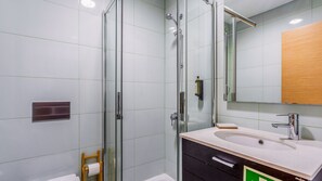 Hair dryer, towels - Luminous 2 BDR Apartment W/Pool by LovelyStay (Olhos de Água)