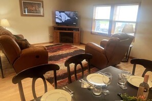 Dining - Eagle Valley Vista spacious, pet-friendly, close to parks, dark sky viewing  (La Farge)