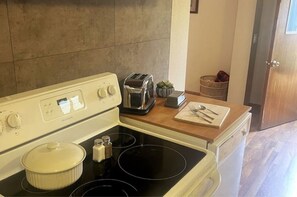 Fridge, microwave, oven, stovetop - Eagle Valley Vista spacious, pet-friendly, close to parks, dark sky viewing  (La Farge)