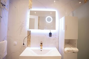 Shower, hair dryer, bidet, towels - Spacious&Modern apartment, provides our guests with the most premium experience (Accra)