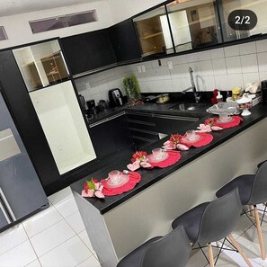 Casa Deluxe | Cocina privada | Frigorífico, microondas, horno y lavavajillas