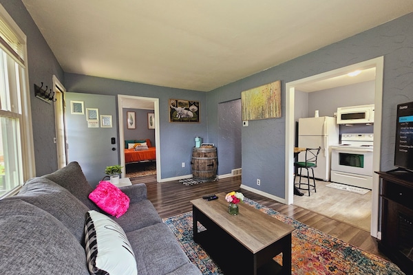 Smart-TV, Kamin, DVD-Player, BĂŒcher