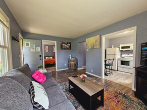 Smart TV, fireplace, DVD player, books - Holiday Special - Cozy farmhouse in the heart of West St. Paul. (West Saint Paul)