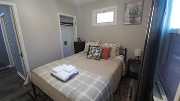 2 bedrooms, desk, iron/ironing board, free WiFi