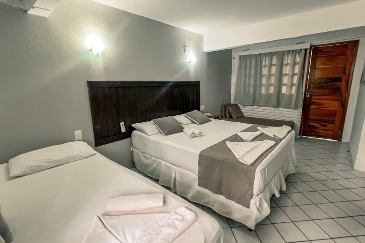 Deluxe Triple Room | 1 bilik tidur, peti besi dalam bilik, meja, Wi-fi percuma