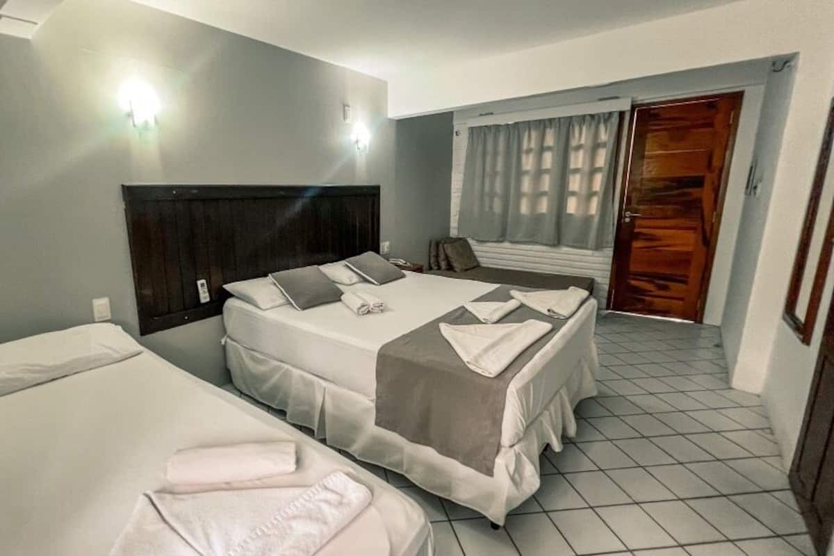 Quarto triplo luxo | 1 quarto, cofres nos quartos, escrivaninha, Wi-Fi de cortesia