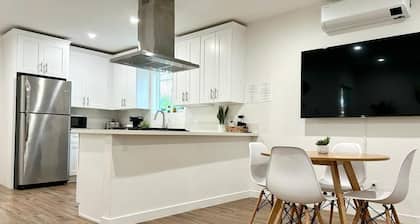 Cute 2-BR house with stunning golf course views from the backyard!