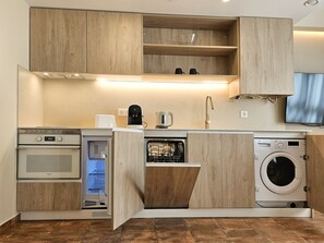 冷蔵庫、電子レンジ、オーブン、コンロ