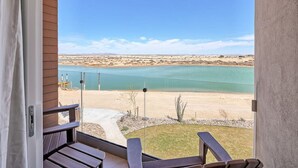 Un balcón con vista a un lago y montañas distantes.