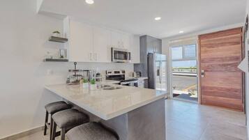 Kjøleskap, mikrobølgeovn, ovn og kokeplater