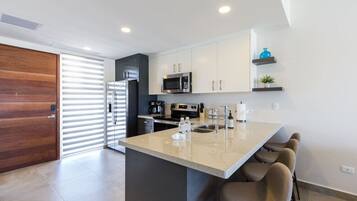 Réfrigérateur, micro-ondes, four, plaque de cuisson