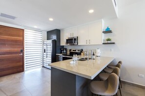 Geladeira, micro-ondas, fogão, cooktop