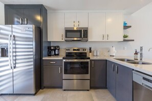 冷蔵庫、電子レンジ、オーブン、コンロ