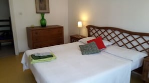 3 quartos, ferros/tábuas de passar roupa, berço de viagem