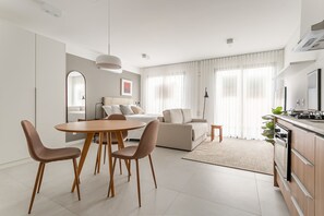 A modern apartment with a dining area, living room, and kitchen. - Next João Paulo - Apartamentos completo recem inaugurados no Joao Paulo (Florianópolis)
