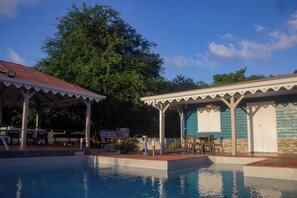 Una piscina al aire libre