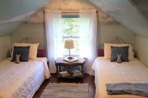 5 slaapkamers, een bureau, een strijkplank/strijkijzer, reisbedje