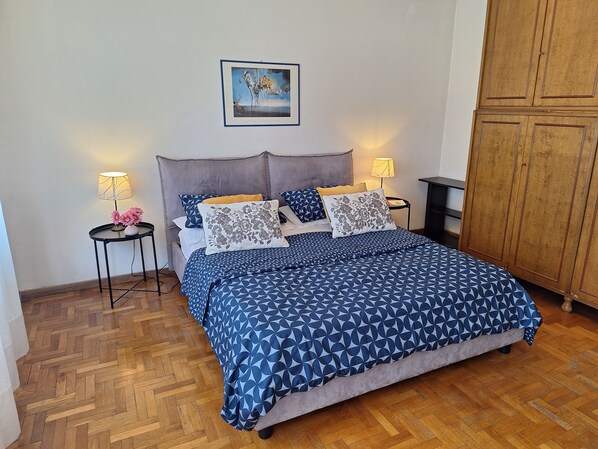 2 bedrooms, desk, iron/ironing board, travel crib
