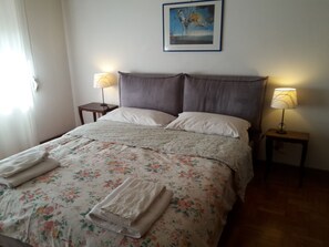 2 bedrooms, desk, iron/ironing board, travel cot