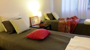 2 quartos, escrivaninha, ferros/tábuas de passar roupa, berço de viagem