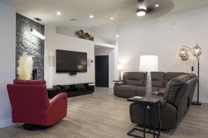 Family House | Living area | 42-inch flat-screen TV with digital channels, fireplace - 30456 San Tan (San Tan Valley)