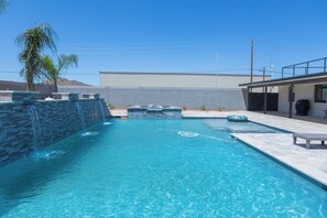 Piscina externa, espreguiçadeiras